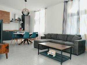 ein Wohnzimmer mit einem Sofa und einem Tisch in der Unterkunft Casa Relax Diano Castello in Diano Castello