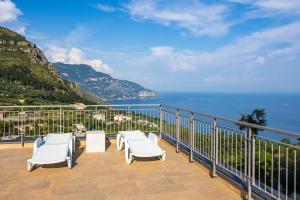 balkon z widokiem na ocean w obiekcie Villa Cristina - De Vivo Realty Piano di Sorrento w mieście Piano di Sorrento