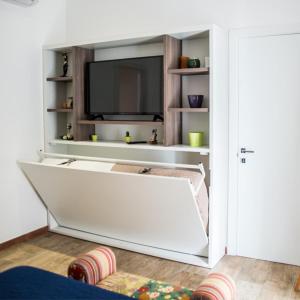 een woonkamer met een tv en een bank bij Brezza Marina B&B in Barletta