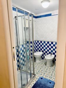 ein Bad mit einem WC und einer Glasdusche in der Unterkunft Una casa...vista mare in Vietri