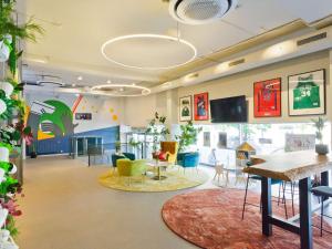 考纳斯IBIS Styles Kaunas Centre的大堂设有桌椅和电视。