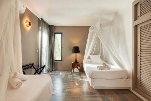 Llit o llits en una habitació de Villa Larosa with seaview in Es Cubells Ibiza