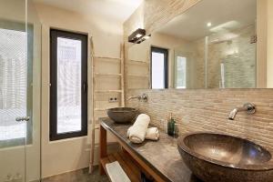 Bany a Villa Larosa with seaview in Es Cubells Ibiza
