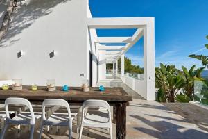 Balcó o terrassa a Villa Larosa with seaview in Es Cubells Ibiza