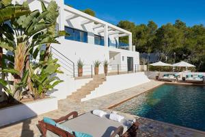 Piscina a Villa Larosa with seaview in Es Cubells Ibiza o a prop