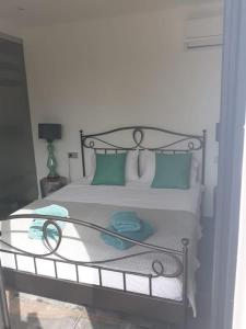 Llit o llits en una habitació de Villa Larosa with seaview in Es Cubells Ibiza