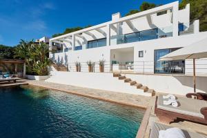 Piscina a Villa Larosa with seaview in Es Cubells Ibiza o a prop