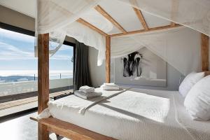 Llit o llits en una habitació de Villa Larosa with seaview in Es Cubells Ibiza