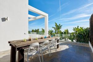 Balcó o terrassa a Villa Larosa with seaview in Es Cubells Ibiza