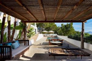 Balcó o terrassa a Villa Larosa with seaview in Es Cubells Ibiza
