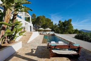 Piscina a Villa Larosa with seaview in Es Cubells Ibiza o a prop