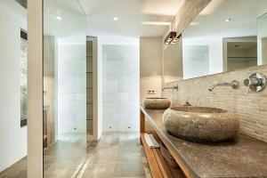 Bany a Villa Larosa with seaview in Es Cubells Ibiza