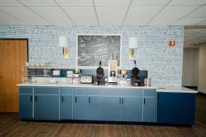 Ο χώρος του lounge ή του μπαρ στο AmericInn by Wyndham Tomahawk