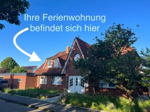 ein Bild von einem Haus mit einem Haus verwandelnden gestromten Schlitz in der Unterkunft GLÜCKSHAUS Ferienwohnung in Cuxhaven