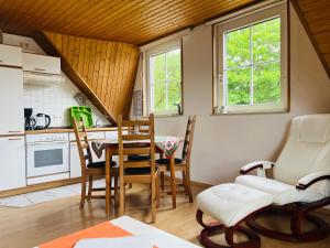 eine Küche mit Tisch und Stühlen in einem Zimmer in der Unterkunft GLÜCKSHAUS Ferienwohnung in Cuxhaven