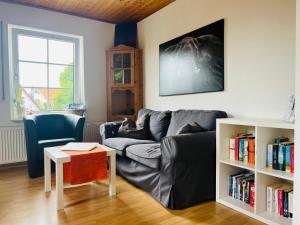 ein Wohnzimmer mit einer Couch und einem Tisch in der Unterkunft GLÜCKSHAUS Ferienwohnung in Cuxhaven