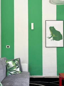 una sala de estar con una foto de rana en la pared en Villa Rosa, en Giustenice