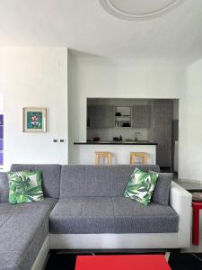 sala de estar con sofá y cocina en Villa Rosa, en Giustenice