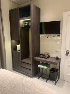 a bedroom with a desk and a computer in a room at Donna Caterina in Monopoli