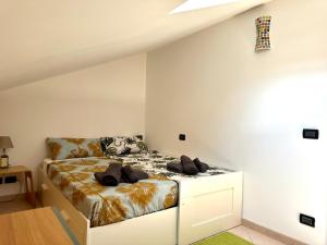 1 dormitorio con 1 cama en una habitación blanca en Mavericklodge, en LʼAquila