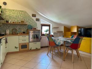 une cuisine avec une table et des chaises. dans l'établissement Mavericklodge, à LʼAquila