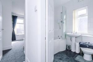 ein weißes Bad mit einem Waschbecken und einem WC in der Unterkunft Air Host and Stay - Phillimore - sleeps 9, mins from city free parking in Liverpool