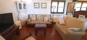 ein Wohnzimmer mit einem Sofa und einem TV in der Unterkunft Finca La Josa, Candeleda, Gredos, VUTAV397 in Candeleda