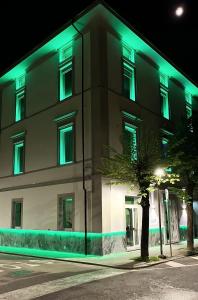 un edificio con luci verdi sul lato di Suite Dreams Montecatini a Montecatini Terme
