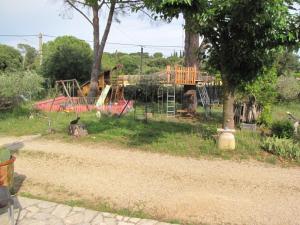Area giochi per bambini di Au Coeur De L Olivette