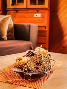 um prato de comida em cima de uma mesa em Home Eden Dobrenica em Bihać