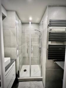 La salle de bains est pourvue d'une douche et d'un lavabo. dans l'établissement La Sifflotte, centre Valberg, à Péone