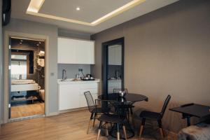 Kuchyň nebo kuchyňský kout v ubytování Burhaniye Marina Boutique Hotel