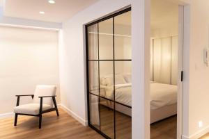 Giường trong phòng chung tại Underground Luxury Living