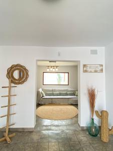 ein Wohnzimmer mit einer Couch und einem Fenster in der Unterkunft CASA CALMA y LUZ in El Pozo de los Frailes