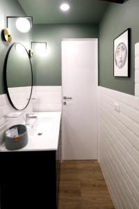 ein Bad mit einem Waschbecken und einem Spiegel in der Unterkunft Casa Orchidea in Rom