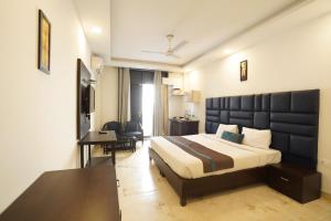 a hotel room with a bed and a desk at Park Studio DLF Phase 2, Cyber City, Gurgaon in Gurgaon
