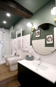 ein Badezimmer mit einem großen Spiegel und einem Waschbecken in der Unterkunft Casa Orchidea in Rom