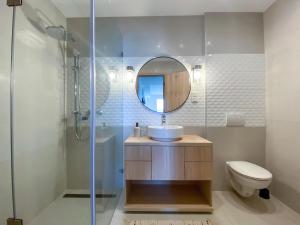 La salle de bains est pourvue d'un lavabo et d'une douche. dans l'établissement Platan Garden Beach Balatonboglár 101, à Balatonboglár