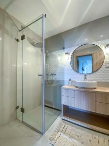 La salle de bains est pourvue d'une douche en verre et d'un lavabo. dans l'établissement Platan Garden Beach Balatonboglár 101, à Balatonboglár