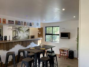una sala da pranzo con tavolo e alcune sedie di Joli 2 chambres sur Lumio, vue à couper le souffle. a Lumio