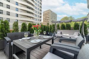 a patio with a table and chairs on a balcony at Apartments Ostsee Suntowers in Świnoujście