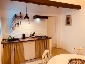 eine Küche mit einer Spüle und einer Arbeitsplatte in der Unterkunft Il rifugio di Bacco in Trapani