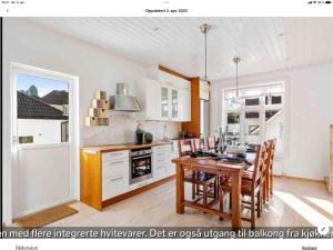 uma cozinha com uma mesa de madeira e uma sala de jantar em Central in Stavanger, walk to town em Stavanger