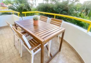 ヴィラモウラにあるVilamoura Cosy Central Flatの木製テーブルと椅子付きのバルコニー
