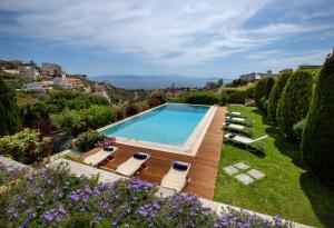 uma piscina exterior com espreguiçadeiras e um quintal em Villa Marina, Sea View Luxury Villa em Mati