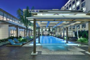 uma piscina no meio de um edifício em JW Marriott Mumbai Sahar Airport em Mumbai