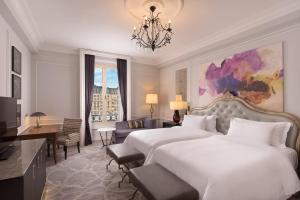 Кровать или кровати в номере Hotel Maria Cristina, a Luxury Collection Hotel, San Sebastian