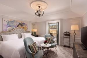 Кровать или кровати в номере Hotel Maria Cristina, a Luxury Collection Hotel, San Sebastian