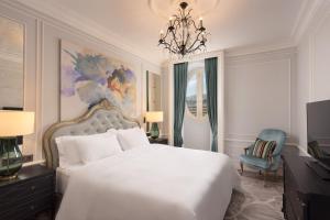 Кровать или кровати в номере Hotel Maria Cristina, a Luxury Collection Hotel, San Sebastian