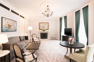 Телевизор и/или развлекательный центр в Hotel Maria Cristina, a Luxury Collection Hotel, San Sebastian